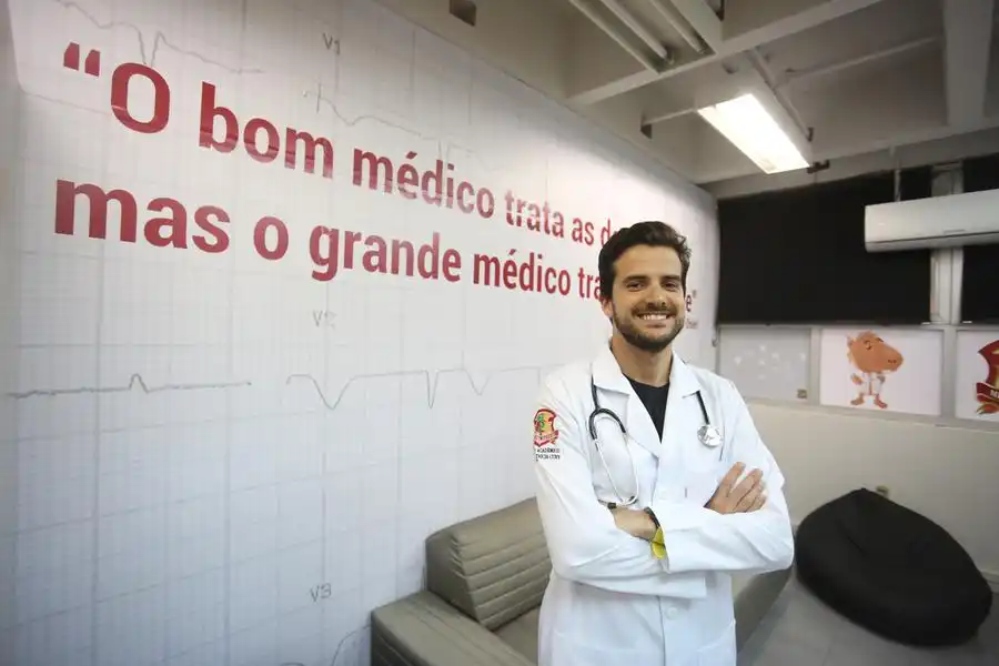 Silvio de Melo Scandiuzzi, 29 anos, trocou o campo de futebol pelo centro cirúrgico: “Nunca é tarde para realizar um sonho” (Guilherme Baffi 18/10/2022)
