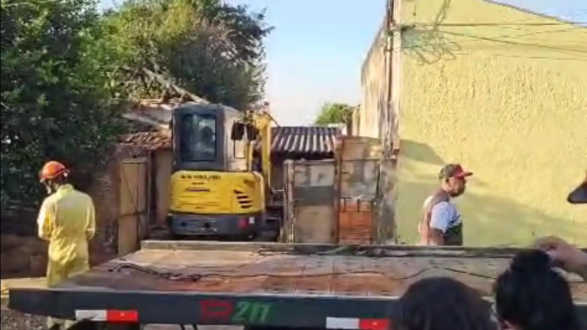 Miniescavadeira foi utilizada para desenterrar o corpo (Colaboração/Leitor)