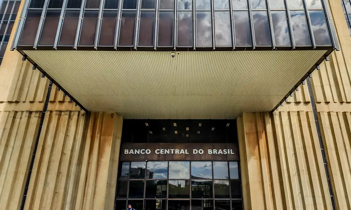 Copom mantém Taxa Selic em 15% e aponta reduções para 2026