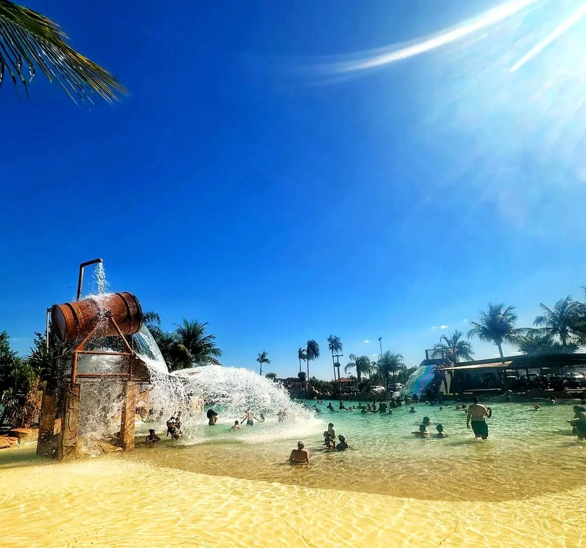 Os dias de verão tem ponto de encontro certo: a piscina de ondas, a queridinha do sócios funciona diariamente até às 22h (Divulgação)