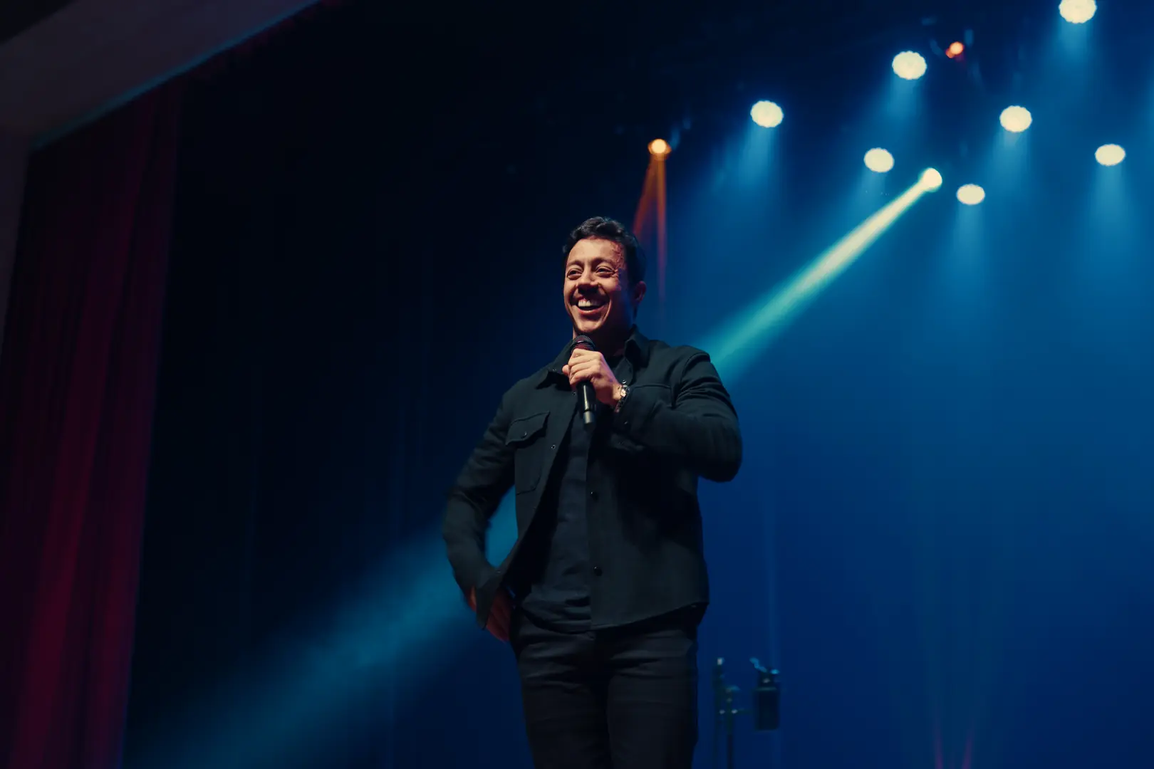Renato Albani apresenta reta final da turnê “A ignorância é uma dádiva” neste sábado, 23, no Teatro Paulo Moura, em Rio Preto (Matheus Dias/Divulgação)