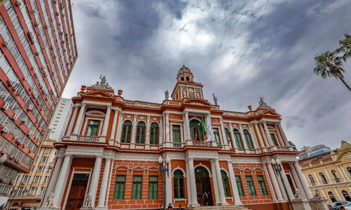 O nível do rio Guaíba chegou a 3,01 metros de profundidade próximo ao Cais Mauá, no centro histórico de Porto Alegre (RS) (Alex Rocha/PMPA)