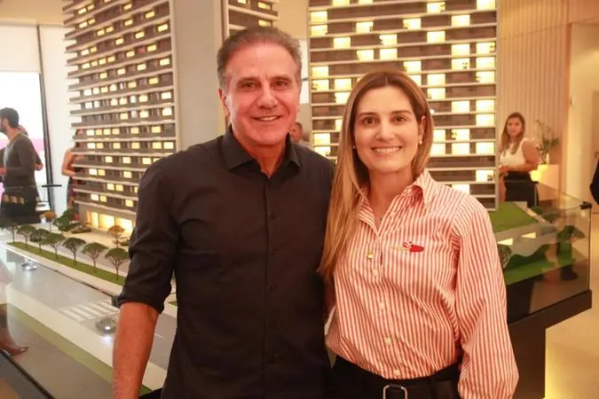 Olavo Tarraf e a filha Gabriela, na apresentação da maquete do Infinity Towers (Arnaldo Mussi)
