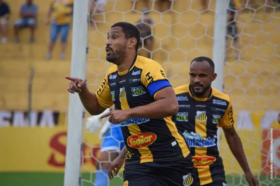 Um dos líderes da equipe, zagueiro Bruno Aguiar renovou vínculo por mais um ano (Divulgação/Grêmio Novorizontino)