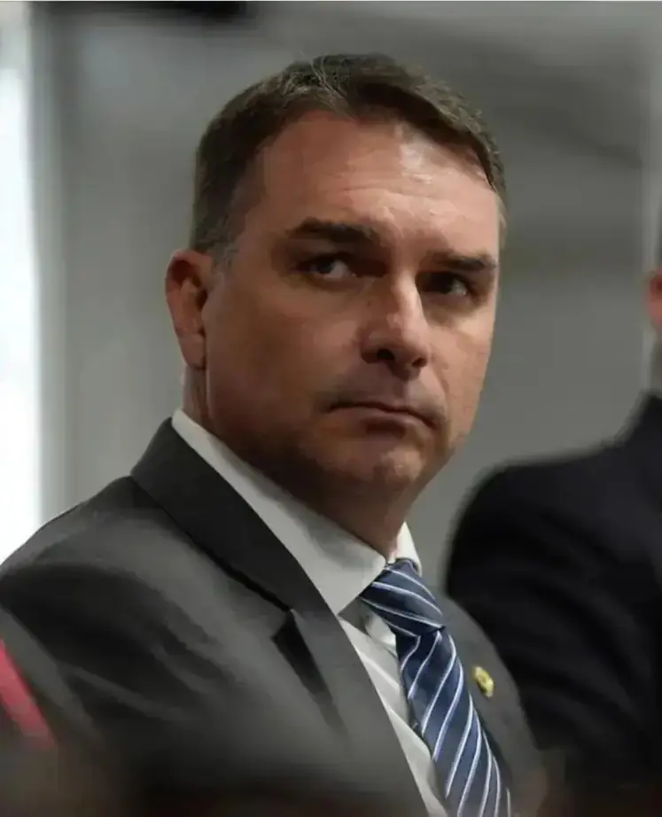 Flávio Bolsonaro propõe revogar impostos criados por Haddad