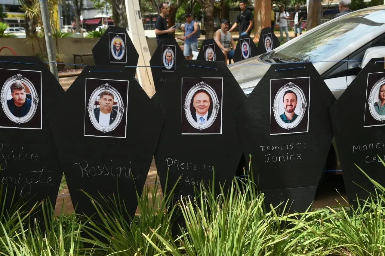 'Caixões' de papelão do prefeito e dos vereadores: protesto (Thomaz Vita Neto 4/10/2025)