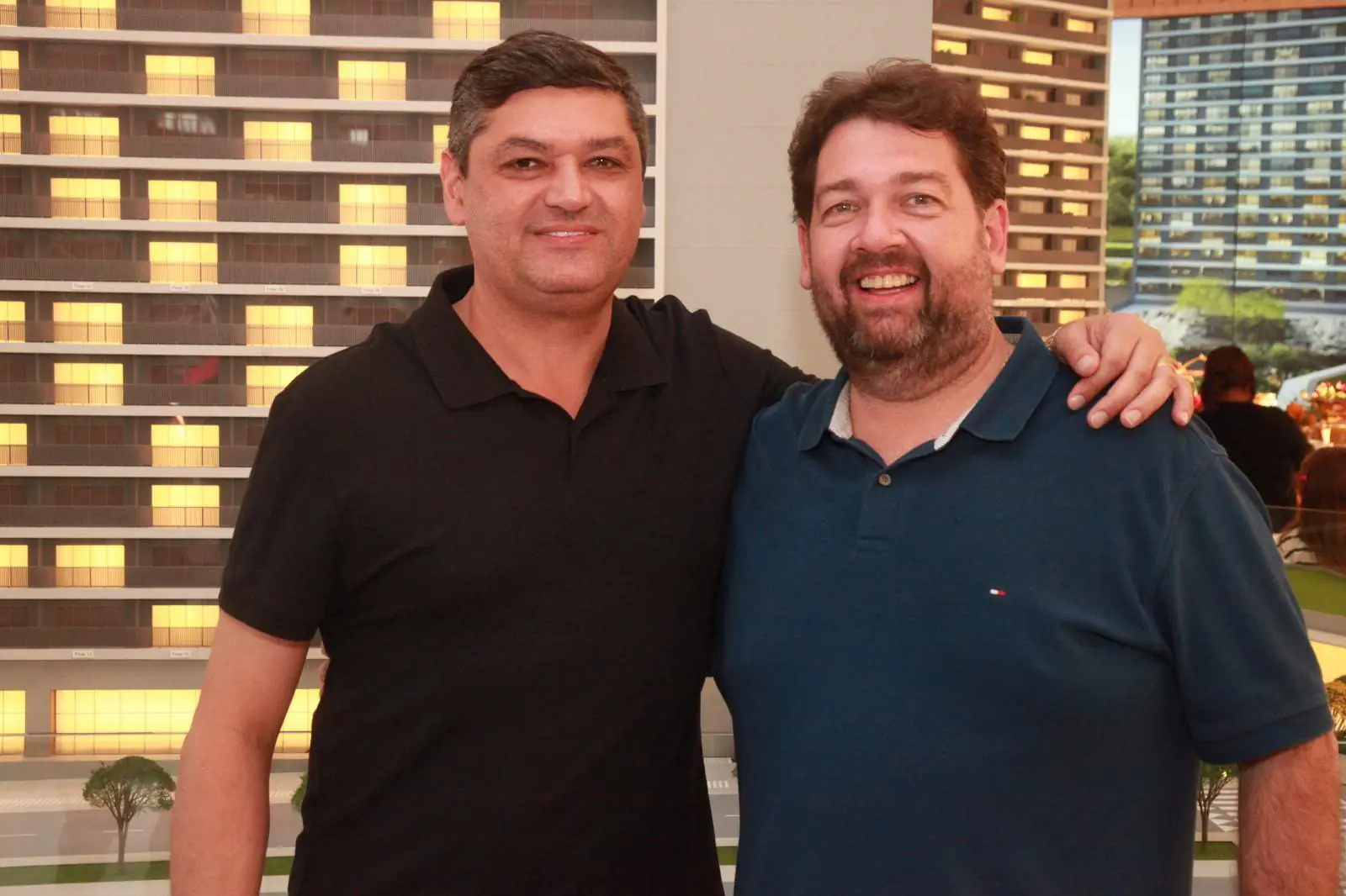 Jales de Freitas e Carlinho Assis foram conhecer a maquete do Infinitty Towers (Arnaldo Mussi)