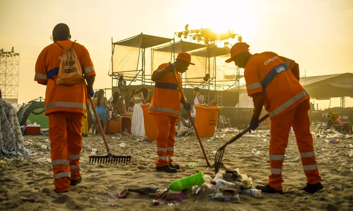 Prefeitura recolhe 1,2 toneladas de lixo das praias do Rio de Janeiro no Réveillon