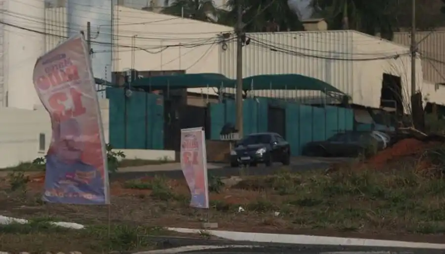 Propaganda de Marco Rillo com bandeira de base de concreto (Guilherme Baffi 18/9/2024)