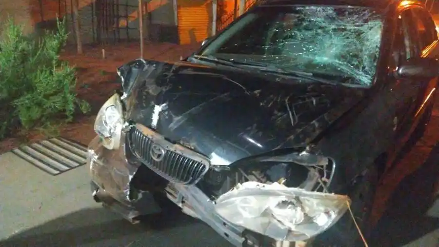 Carro usado pelo motorista ficou com a frente toda danificada (Colaboração/Leitor)