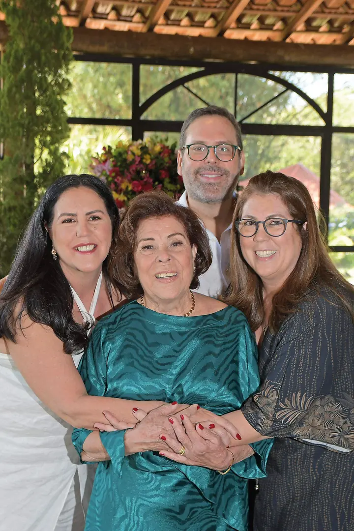 Clarineide Cardoso da Silva aniversariando com os filhos, César Segatto, Silvia Cristina e Lara Lúcia (Arnaldo Mussi)