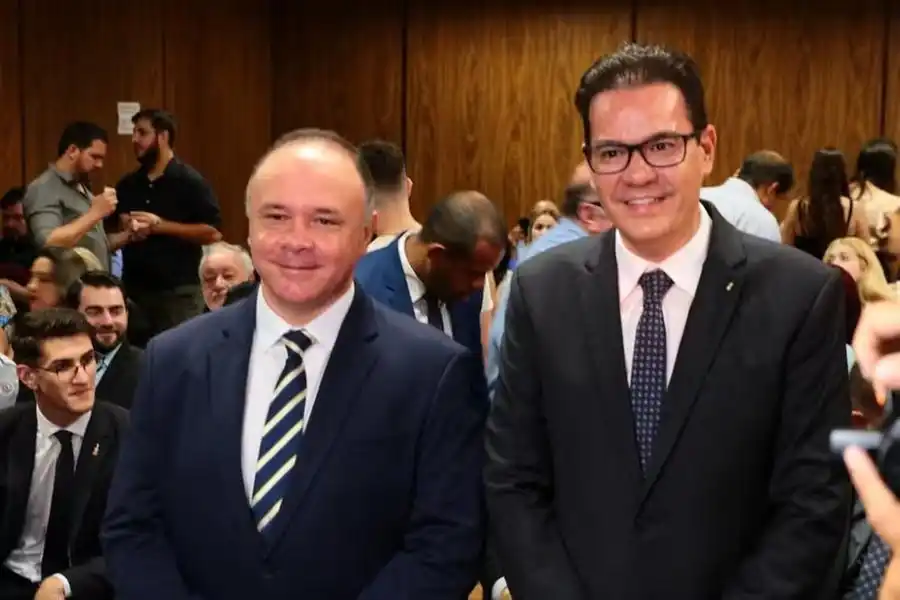 Coronel Fábio, prefeito licenciado, e Marcondes, prefeito interino (Divulgação)