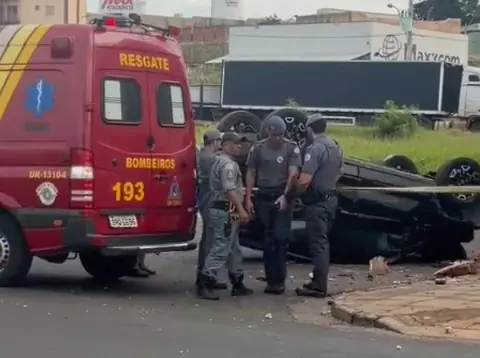 Carro capota na Philadelpho em Rio Preto; motorista não é encontrado