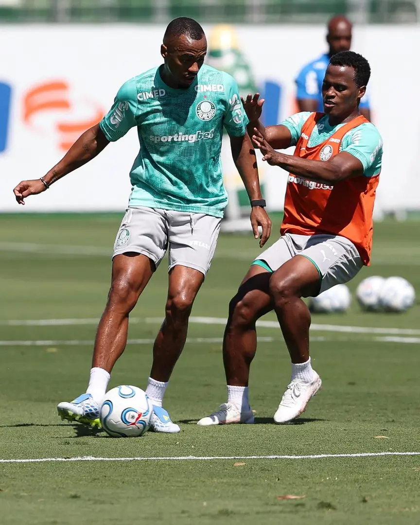 Marlon Freitas e Jhon Arias (à direita) durante treinamento (Cesar Greco/Palmeiras)
