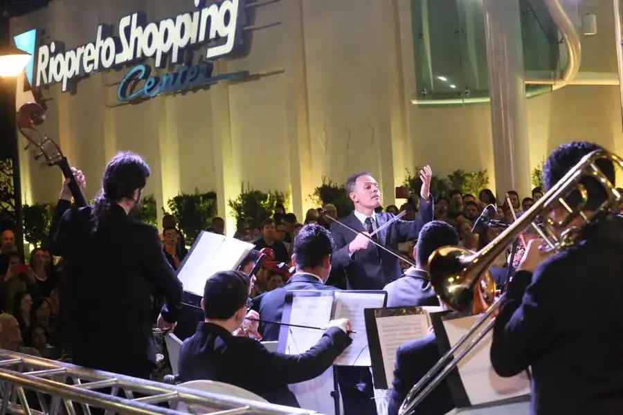 Maestro Gilberto de Assis é o regente dos 50 músicos (Divulgação / Ricardo Boni)