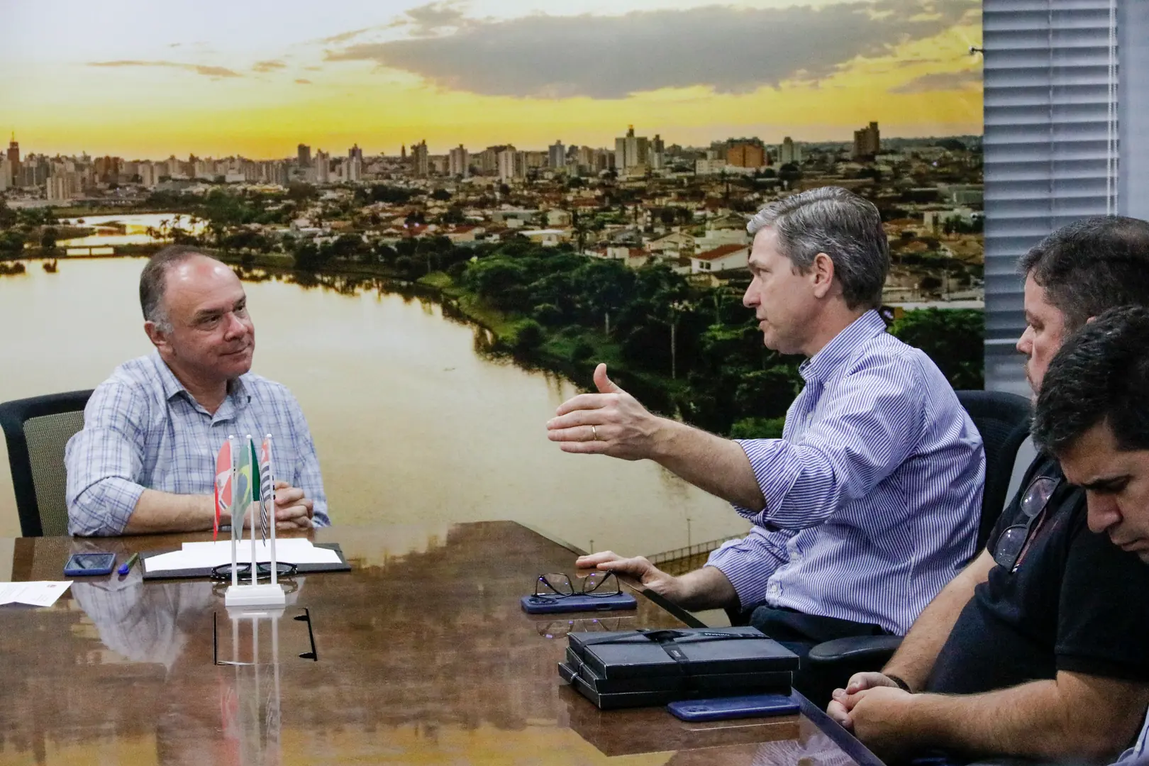 O prefeito de Rio Preto, Coronel Fábio Candido, com o diretor do Grupo Muffato, Ederson Muffato (Ivan Feitosa/Prefeitura de Rio Preto)