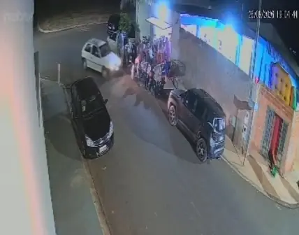 Idoso morre e criança é internada em Poloni após carro embriagado invadir calçada