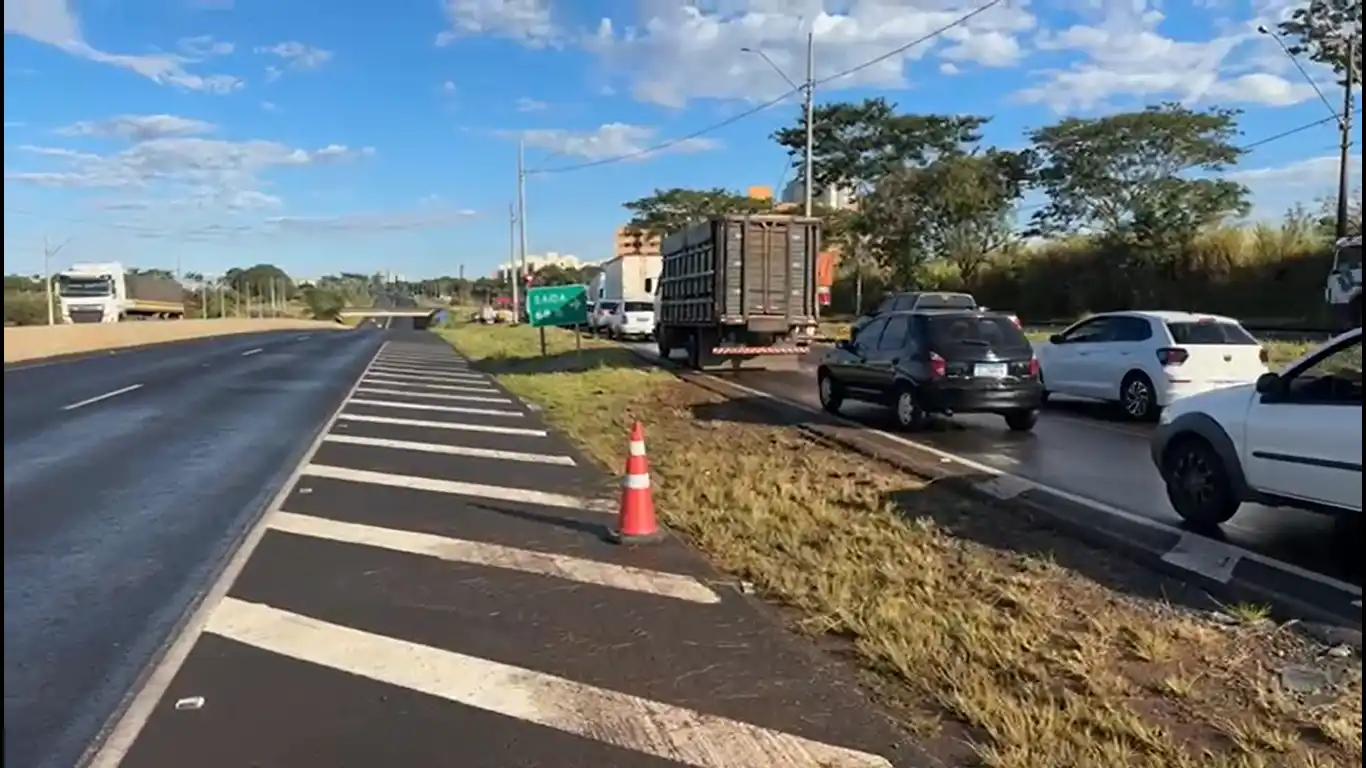 Trecho da BR-153, na altura do quilômetro 68, no viaduto da Avenida José Munia, precisou ser interditado devido ao alagamento; está sendo necessário fazer o desvio pela marginal (Reprodução/PRF)