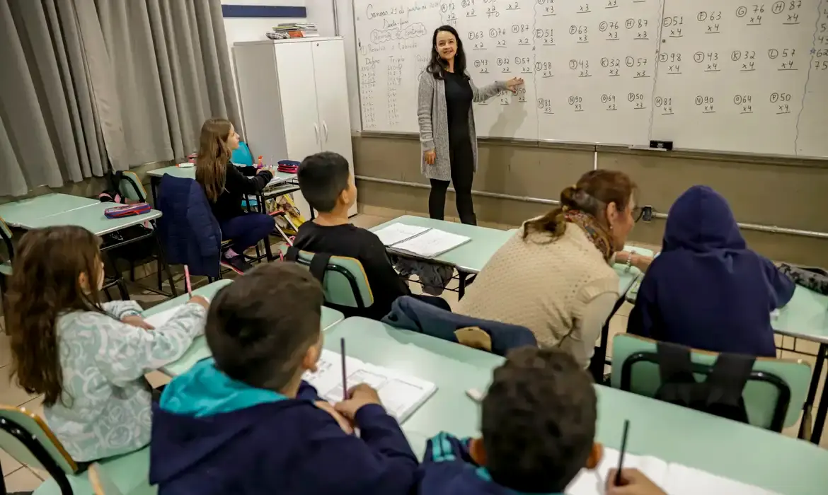 Senado aprova MP que estabelece piso de R$ 5.130 para professores (Agência Brasil)