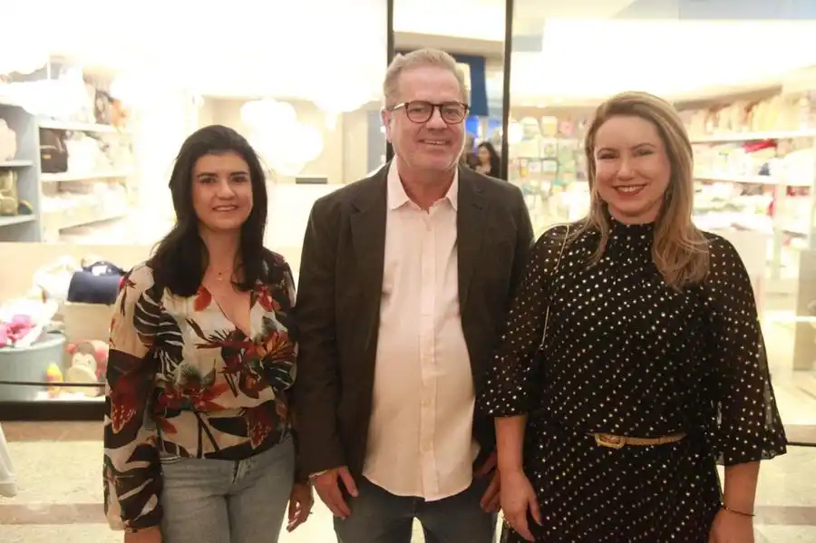 Tatiana Pires, Fabiano e Patrícia Reis Buzzini apresentando a arte da Revista Bem-Estar, no Riopreto Shopping (Arnaldo Mussi)