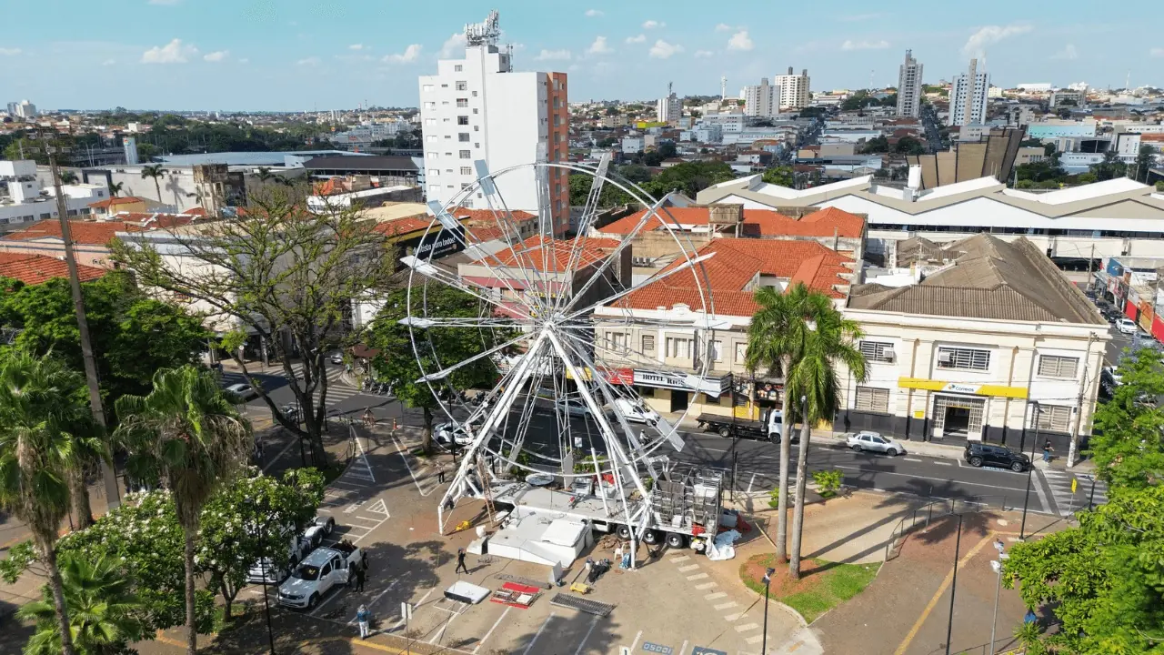 Roda-gigante de metros de altura é instalada no Calçadão de Rio Preto