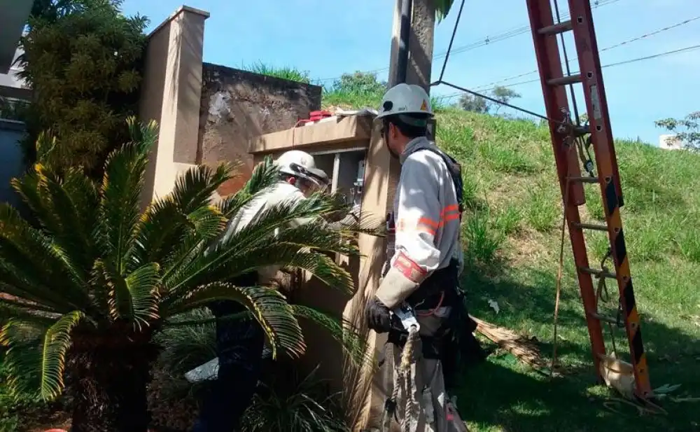 Funcionários da concessionária em inspeção contra fraudes e furtos de energia (Divulgação )