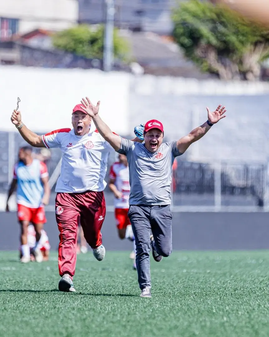 Kinho celebra acesso histórico e mira título
