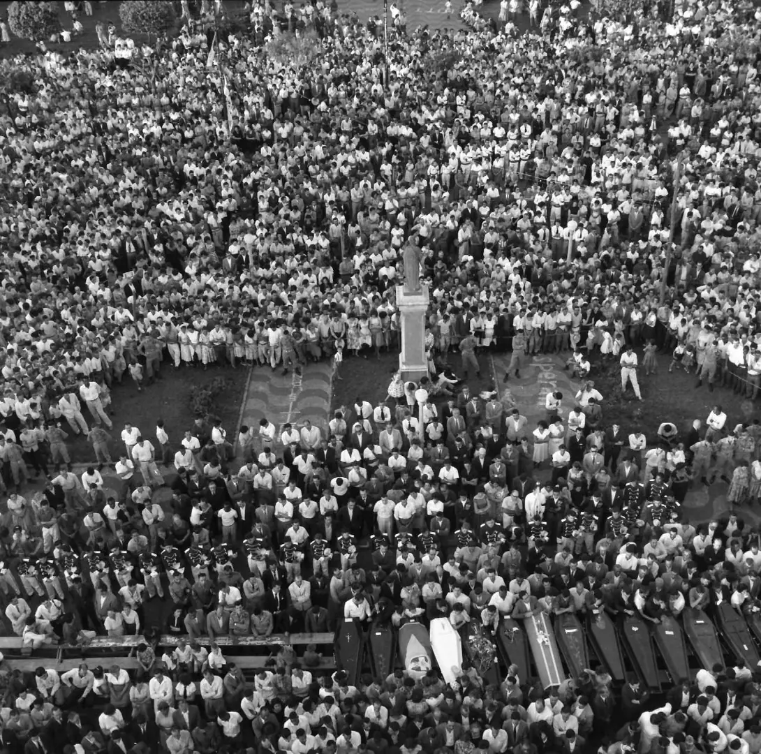 Velório Coletivo na Praça São José 1960 (Jaime Colagiovanni e Rui Guimarães)