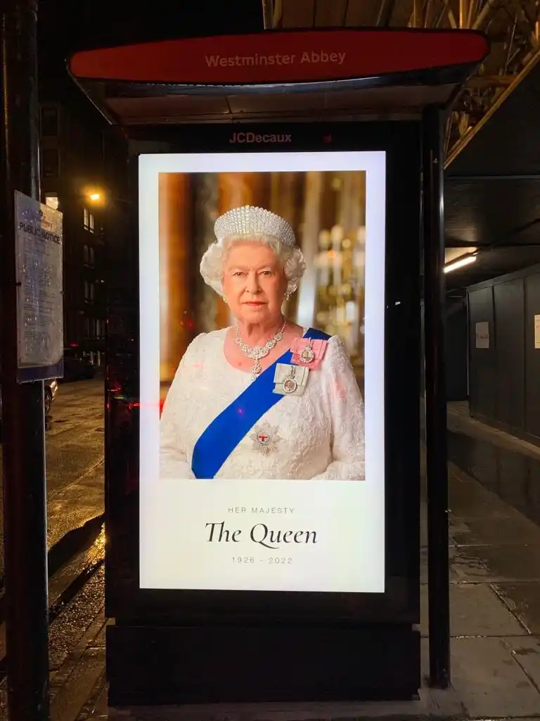 Homenagem à rainha em pontos de ônibus em Londres (Colaboração/Karoline Porto)