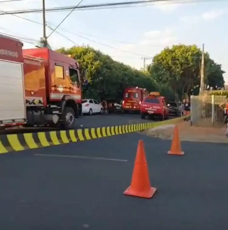 Carros do Corpo de Bombeiros de Rio Preto durante ocorrência (Colaboração do leitor)