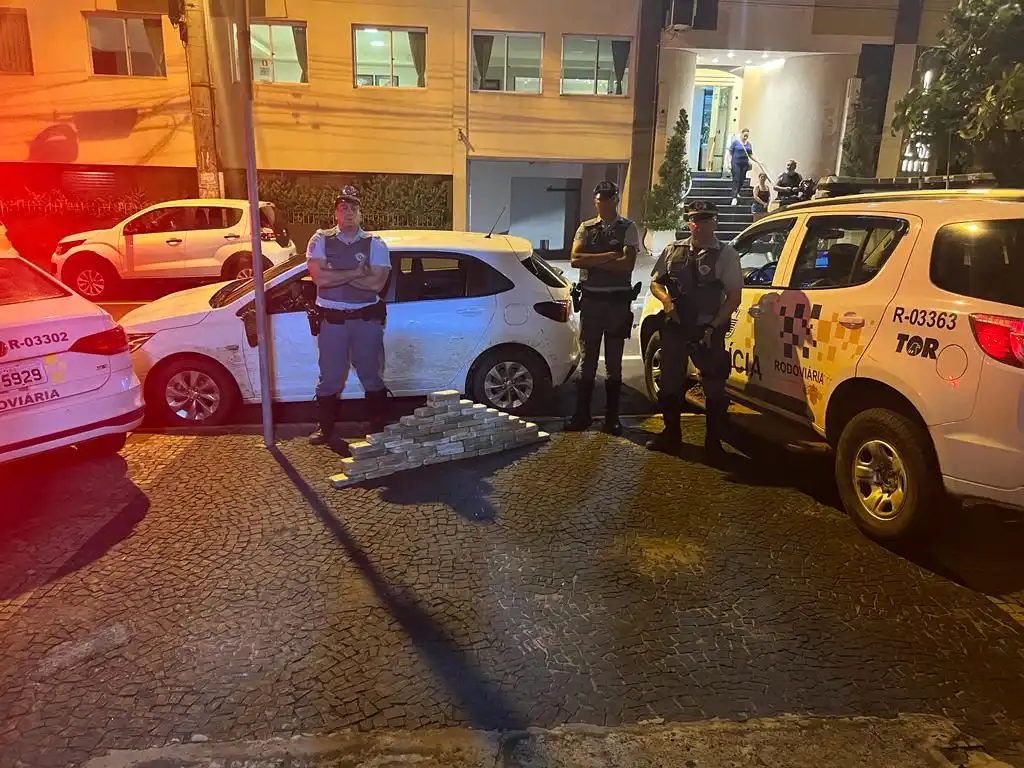 Com o suspeito, a polícia apreendeu 33 kg de pasta base de cocaína (Divulgação/Policia Militar Rodoviária)
