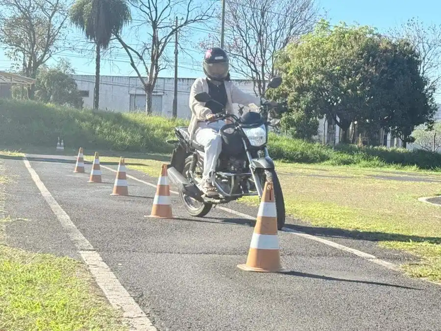Aluna durante aula prática de moto na Cidade do Trânsito (Marco Antonio dos Santos 29/7/2025)
