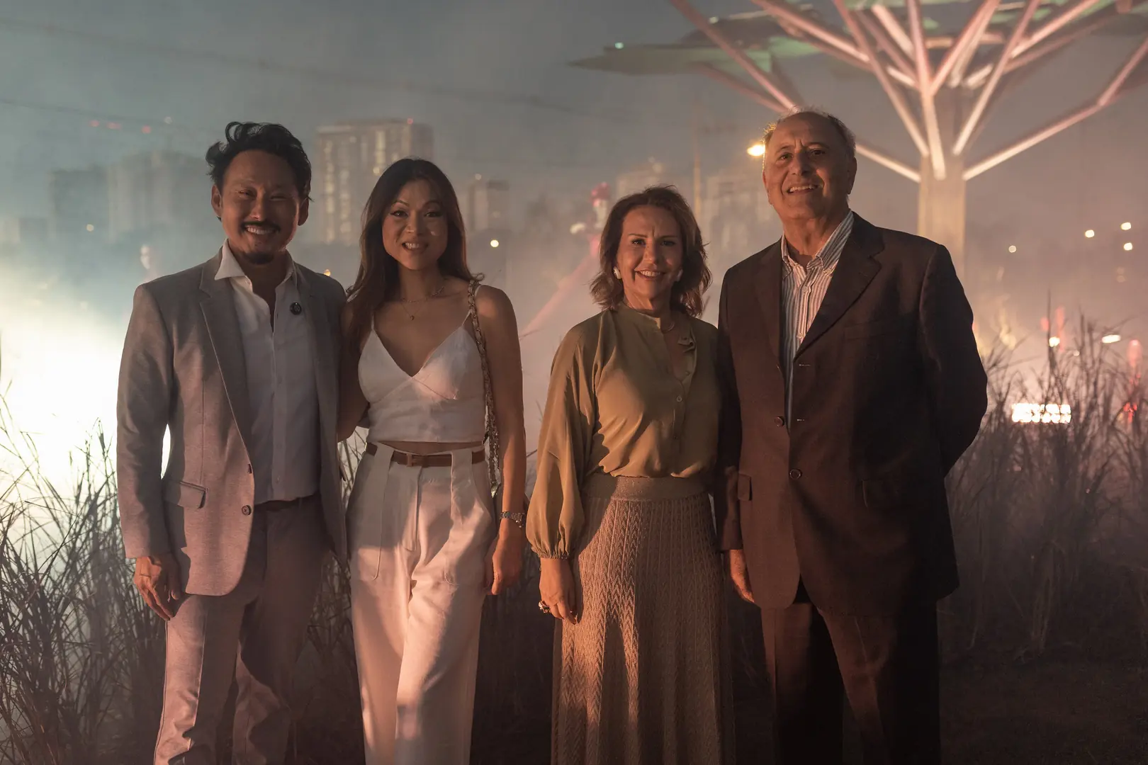 Fabiano Hayasaki com a esposa, Valéria Lelis e Cesar Merenda durante a inauguração (Eduardo Penna/Divulgação)
