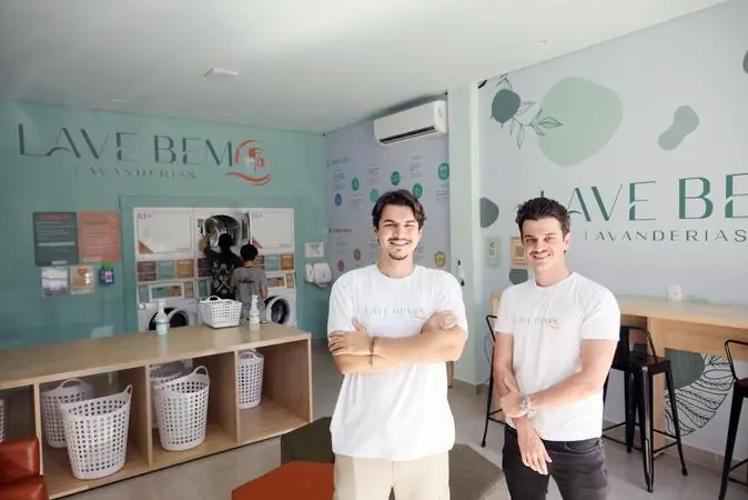 Gustavo e Eduardo são sócios em uma lavanderia instalada perto do Aeroporto de Rio Preto (Ricardo Boni/Divulgação)