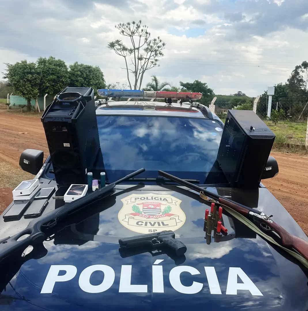 Armas e celulares apreendidos (Divulgação/Polícia Civil)
