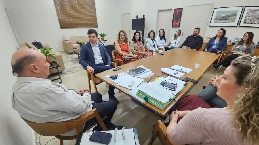Helencar Ignácio (a esquerda), diretor-geral da Famerp, conversa com o presidente do Conselho Regional de Fisioterapia e Terapia Ocupacional (Crefito) da 3ª Região, Raphael Ferris (de azul, ao centro) (Divulgação/Fabio Monteiro)