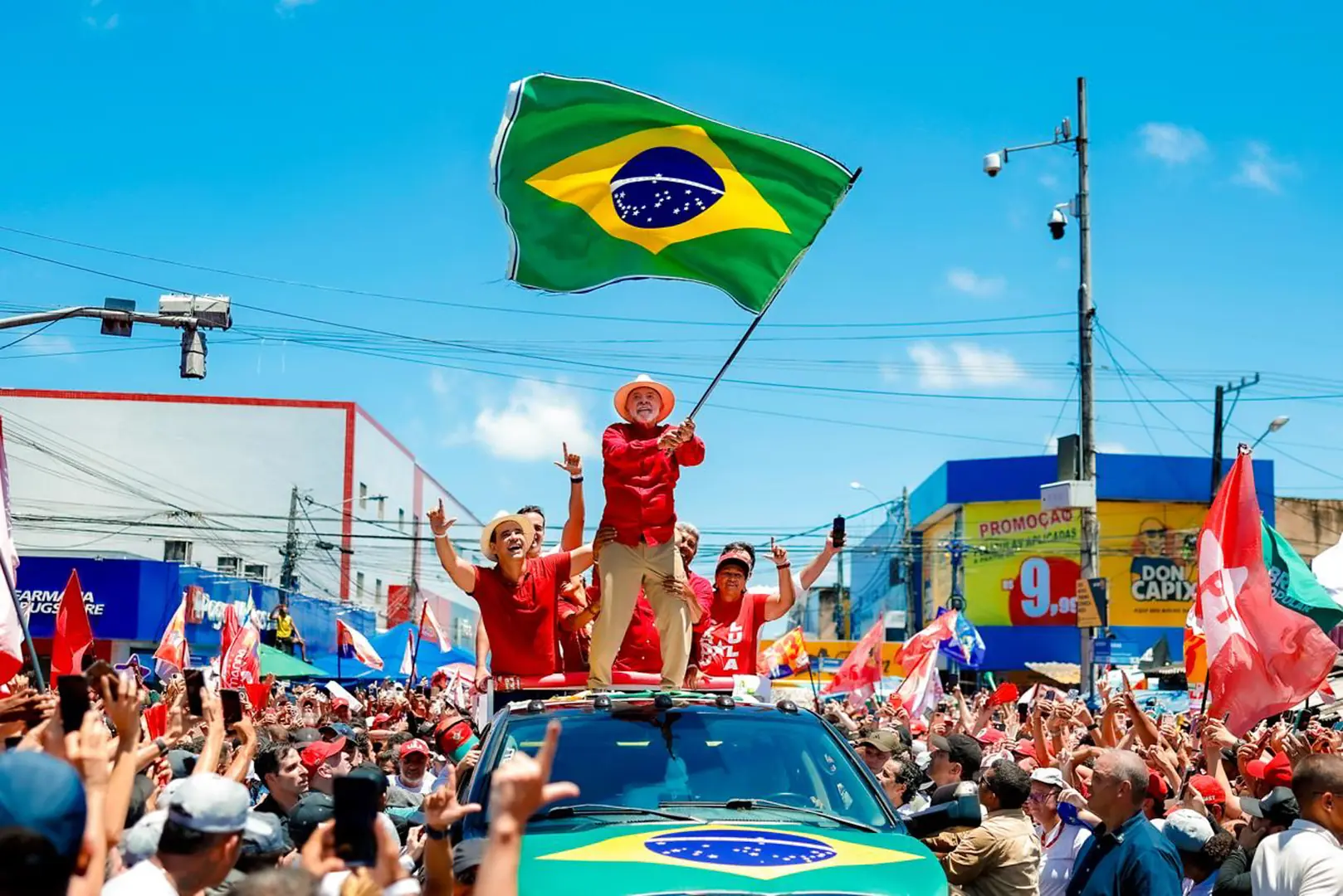 Lula critica 'tesouraço' de Flávio Bolsonaro e alerta sobre cortes