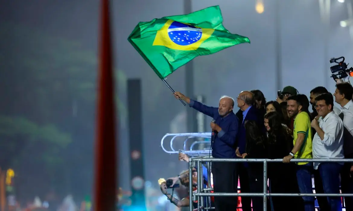 Lula pede canto do Hino da Independência na festa da vitória