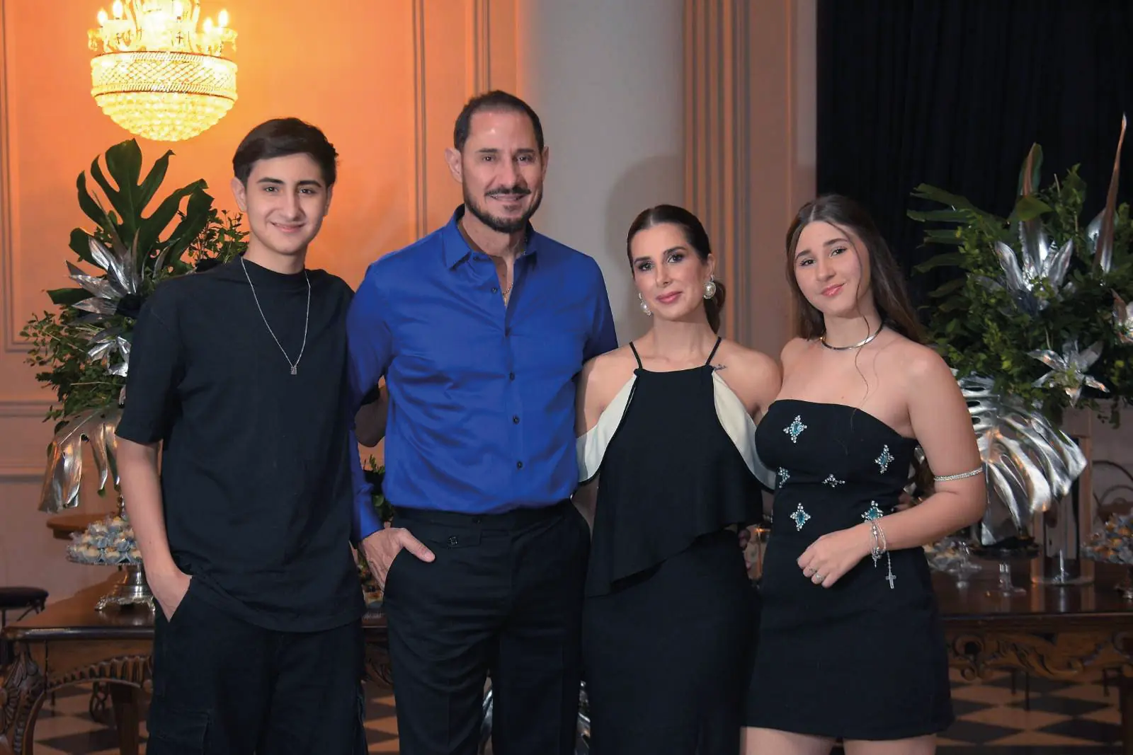 O advogado João Flavio Pessoa, que comemorava 60 anos, ao lado dos filhos, João Arthur e Ana Lívia, e a mulher, Camila F. Bigelli (Arnaldo Mussi)