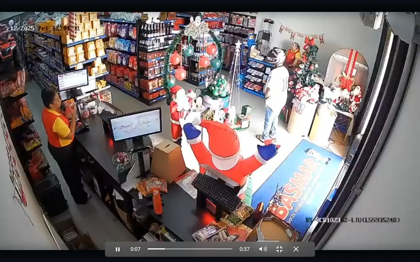 Câmaras flagram assalto em loja de doces em Rio Preto