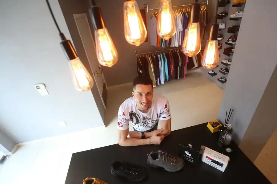 Formado em contabilidade, Flaylton Filho abriu loja de roupas e acessórios: ele sempre teve vontade de ter o próprio negócio (Guilherme Baffi 3/2/2022)