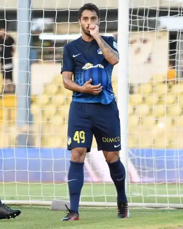 Dellatorre comemora gol em homenagem ao futuro filho (apoelfc.com.cy)