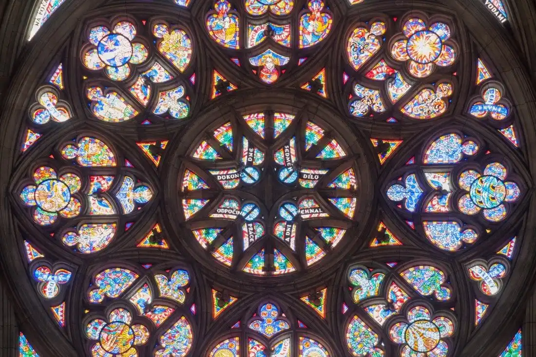 Rosetas na fachada, pórticos
ricamente decorados e abóbodas complexas podem ser vistas na
Catedral de São Vito, em Praga (Fotos: Divulgação)