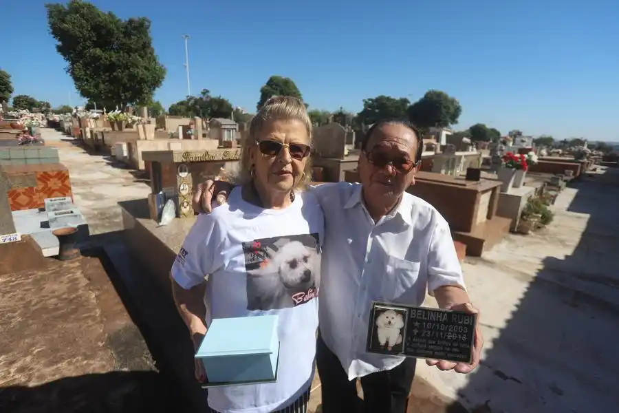 Ildeci e Luís Fukusima tiraram os restos mortais de Belinha, que morreu em 2018, de cemitério de pets para colocar no jazigo da família, no cemitério da Ressurreição (Guilherme Baffi 24/5/2025)
