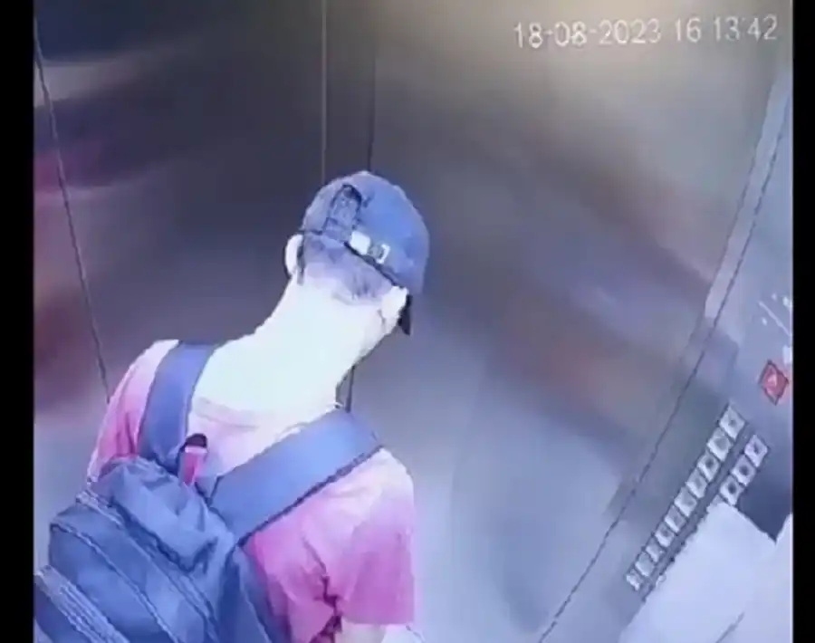 Davi Izaque entra no elevador, mas evita olhar para câmera (Reprodução / circuito interno)