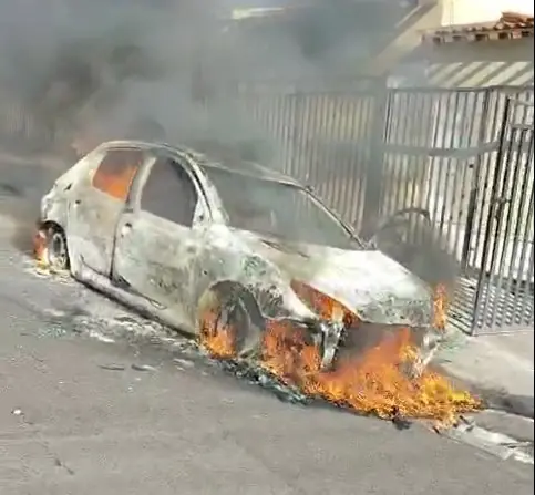 Carro pega fogo em Rio Preto (Colaboração/Leitor)
