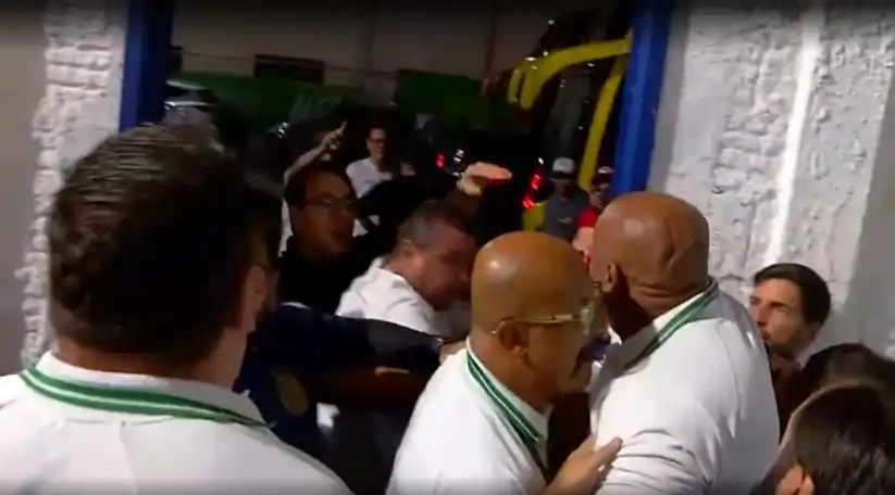 Tumulto quando seguranças questionam Marcondes: “Racismo, não. Você chamou o cara de macaco” (Reprodução/TV Tem)