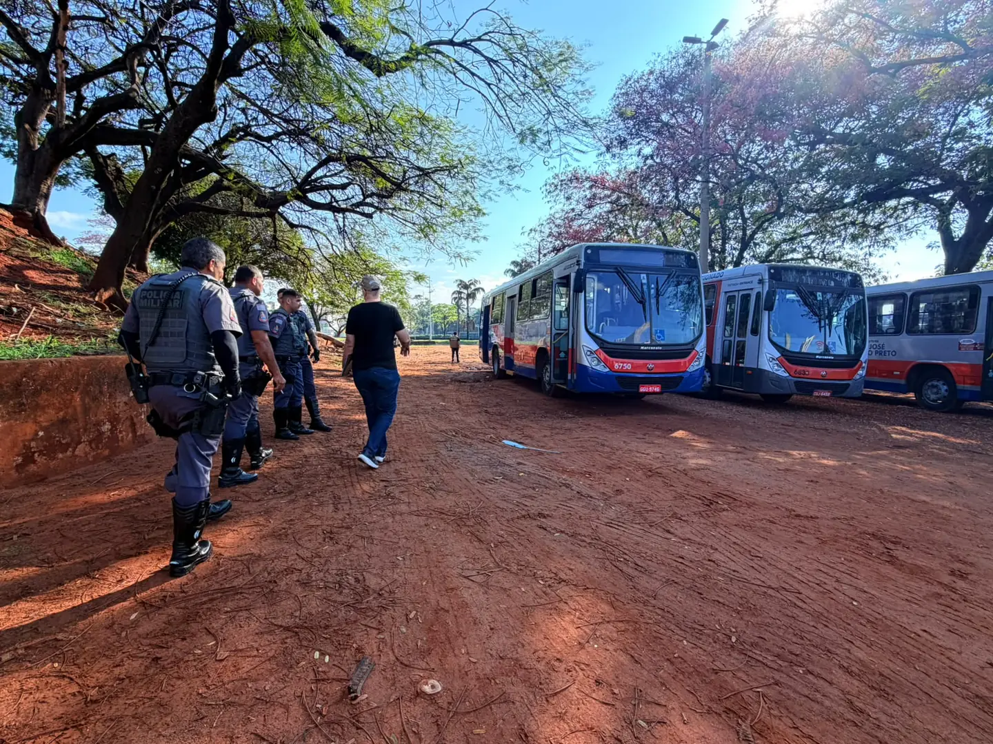 4 ônibus retirados de circulação em Rio Preto por fiscalização