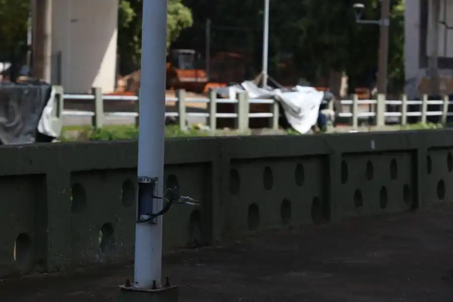 poste com fios soltos em um dos locais onde ocorreu “gato” de energia (Guilherme Baffi 9/4/2024)