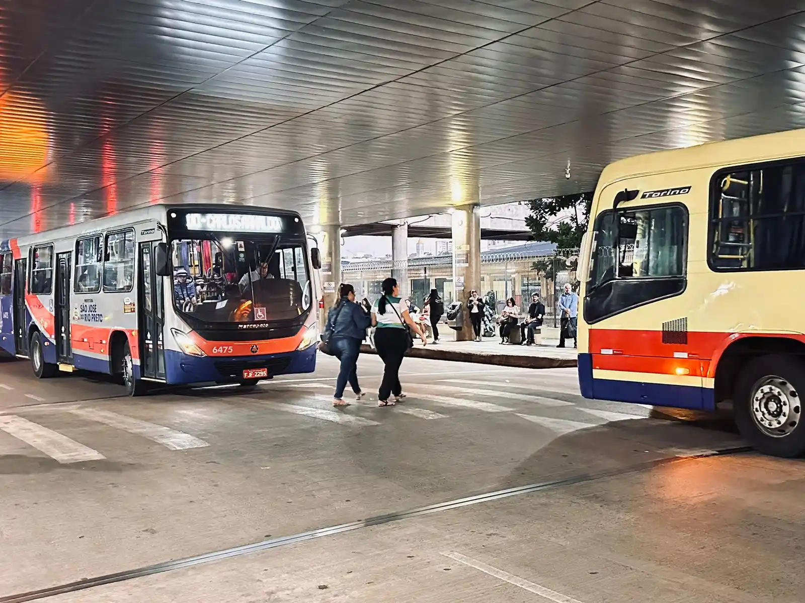 Briga entre adolescentes causa tumulto no Terminal Urbano de Rio Preto